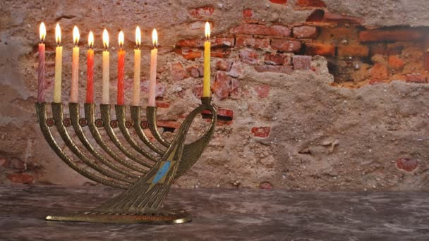 Ханука еврейский праздник с менорой традиционной канделябры — стоковое видео