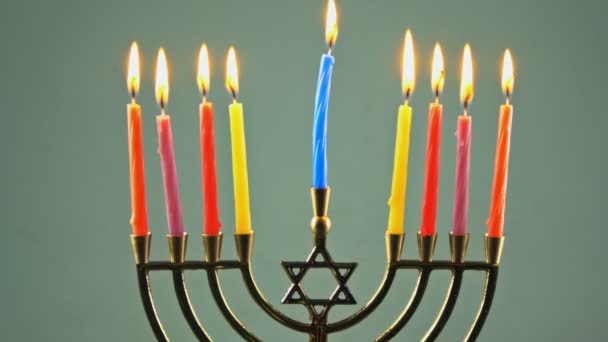 Adam arka plan ile Yahudi tatil Hanukkah menorah arka plan. — Stok video