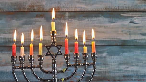 Menorah com velas para Hanukkah contra luzes desfocadas — Vídeo de Stock