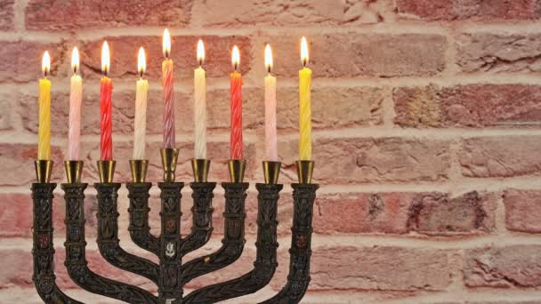 Hanukkah fiesta judía con menorah candelabra — Vídeo de stock