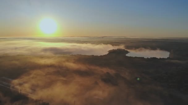 Mist landschap zonsopgang verbazingwekkende ochtend mist — Stockvideo