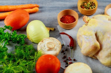 Tavuk suyu için otlar ve baharatlar malzemelerle Çiftlik çiğ tavuk.