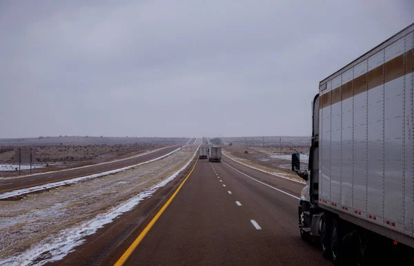 Lastbil på Arizona Desert Highway på vinter snö täcker motorvägen — Stockfoto