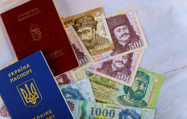 Венгерские паспорта и украинский паспорт с денежными купюрами форинты — стоковое фото