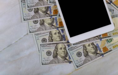 Nakit para amerikan doları üzerinde izole ekran ile Dijital tablet bilgisayar