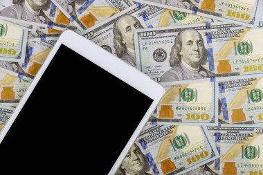 E-ticaret konsepti ile dijital cihazlar tablet Amerikan banknotlar yüz dolarlık banknotlar