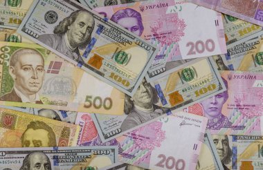 Farklı banknotlar Ukrayna ulusal para banknotları ve Amerikan doları para ve finans yatırım kavramı Renkli.
