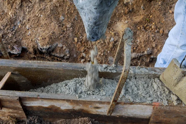 Bordas instaladas com concreto calçada renovação reparação infra-estrutura rodoviária . — Fotografia de Stock