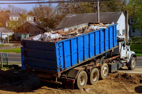 Riciclaggio cassonetti contenitore di rifiuti di essere pieno di spazzatura — Foto Stock