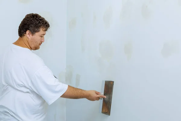 Werknemers werken op één lijn met een spatel muur — Stockfoto