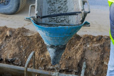 Curdstone kurulumu, sınırların betonla doldurulması