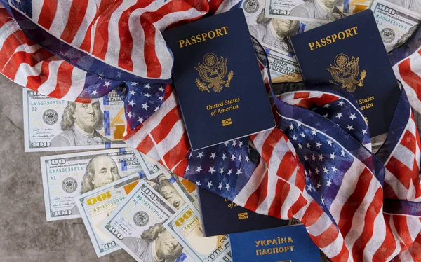 Bandeira americana e passaportes com os símbolos dos Estados Unidos da América . — Fotografia de Stock