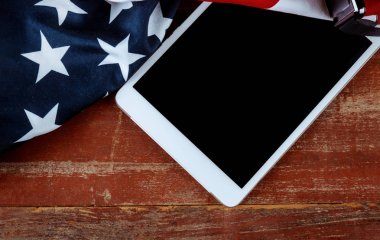 AHŞAP tahtalarda ABD ulusal bayrağı ve e-tablet