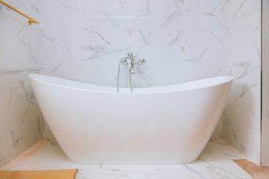 Geleneksel eve modern banyo döşemeleri döşenmiş klasik banyo.