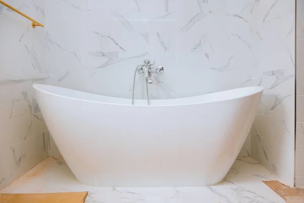 Klassieke badkamer interieur met tegels van moderne badkamer te installeren in het aangepaste huis — Stockfoto