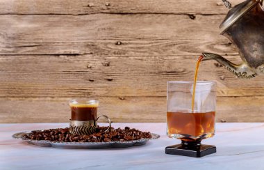 Buzlu kahve dolduruyorum.