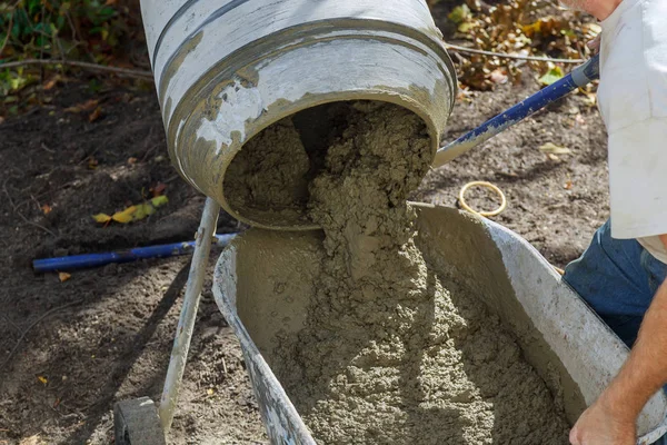 Betonkeverő gép építkezésen dolgozó — Stock Fotó