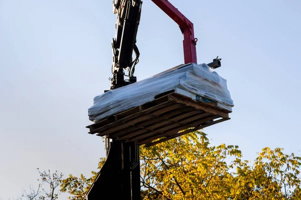 重い機械は屋根の建設材料の家の拡張子を使用します。 — ストック写真