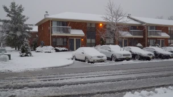 NY EUA 13 de janeiro de 2019: Carro estrada nevada na rua da cidade durante a queda de neve pesada no inverno — Vídeo de Stock