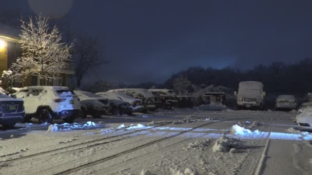 Ny Usa Ιανουάριος 13, 2019: Χειμερινή νύχτα χιόνι πέφτει στη μικρή πόλη από χιονισμένη νύχτα — Αρχείο Βίντεο