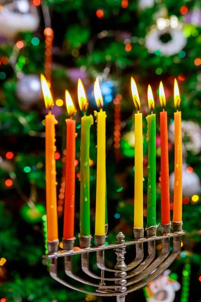 Ljust glödande Hanukkah Menorah mjukt fokus — Stockfoto