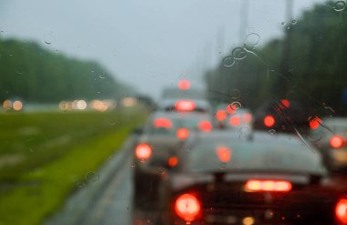 Yağmurlu bir günde yoğun trafik pencereye düşen yağmur damlaları