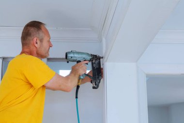 Açılış evindeki çivi tabancası kalıpları kesmek için kullanılıyor