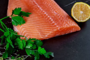 Çiğ somon fileto biber maydanozlu limon aromalı otlar, baharatlar