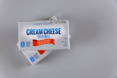 Gri izole arkaplandaki krem peynirin bir ürünü Aldi ürünlerinden biridir..