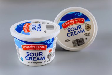 Friendly Farms Usa tarafından gri izole edilmiş arka planda üretilen plastik ekşi krema kabı.