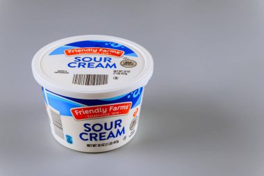 Friendly Farms Usa tarafından gri izole edilmiş arka planda üretilen plastik ekşi krema kabı.