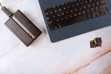 Harici sabit disk ve dizüstü bilgisayar fotoğraflarını Sd kartlarına aktarır