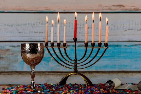 Close-up van een brandende Chanoeka kandelaar met kaarsen Menorah — Stockfoto