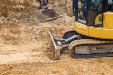 Vakıf inşaatı için toprağı hareket ettiren buldozer kepçesini kapatın,