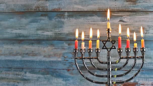 Menorah retro abstrato de férias judaicas Hanukkah com menorah tradicional com brilho sobreposição — Vídeo de Stock