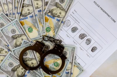 Elleri kelepçeli bir yargıç, parmak izi Bir tutuklama için dolar, suç Bize yüz dolarlık banknotlar