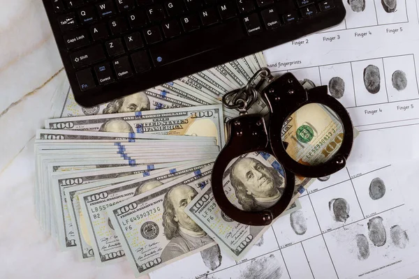 It-brottslighet juridik polis handbojor på hundra dollar räkningar med dator tangentbord teknik för fingeravtryck på papper — Stockfoto