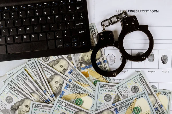 Crime cibernético financeiro com algemas em notas de cem dólares americanos para impressão digital arquivo da página do crime — Fotografia de Stock