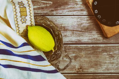 Geleneksel dini sembollerden oluşan Sukkot Yahudi festivali Etrog, lulav, hadas, arava kippah tallit dua kitabı