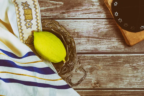 Sukkot zsidó fesztivál hagyományos vallási szimbólum Etrog, Lulav, hadas, arava kippah tallit imakönyv — Stock Fotó
