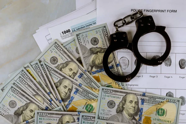 Forma fiscale finanziaria con denaro e impronte digitali indagine penale — Foto Stock