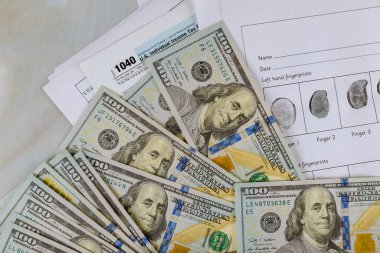 1040 bireysel vergi iadesi formu ve dolar, parmak izi kaydı.