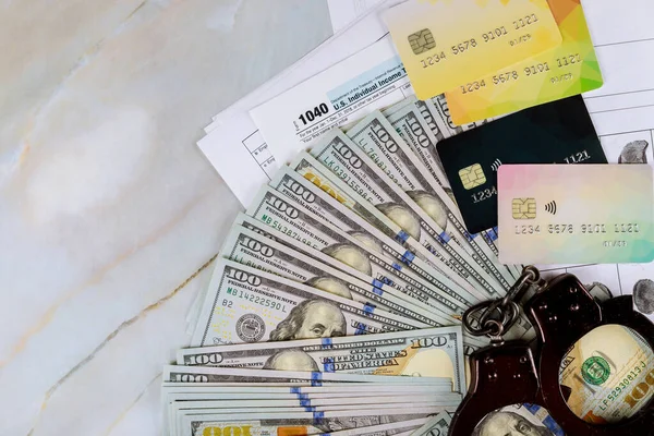 1040 individuell skattedeklaration och handbojor, US-dollar sedlar kontanter kreditkort på it-brottslighet online bedrägeri — Stockfoto