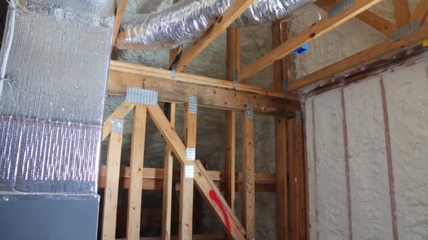 Installation de tuyaux du système de chauffage, vannes fermées sur le toit du système de chauffage de la maison — Video