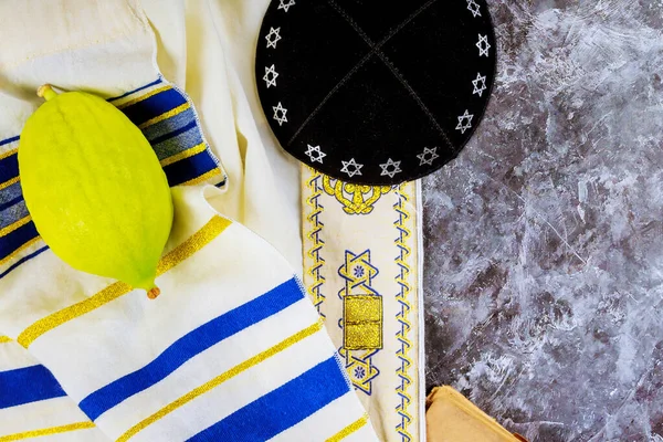 Zsidó fesztivál Sukkot a hagyományos szimbólumok Etrog, Lulav, hadas, arava. imádkozó könyv kippah Tallit — Stock Fotó