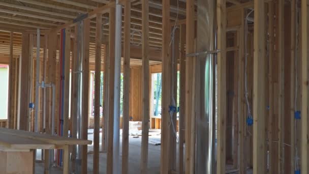 Residentiële Home Construction Site ingelijste Close Up een breed schoten van een nieuwbouw huis met sommige ingelijste muur omhoog — Stockvideo