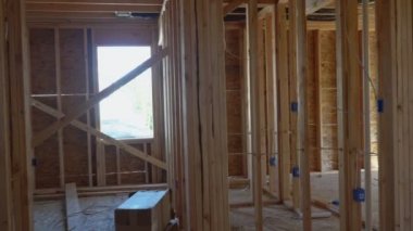 Yeni evin çerçeve kirişinin inşaatı ev çerçevesi