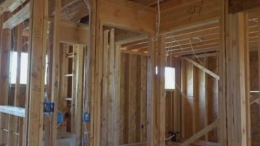 Bina inşaat, yeni özellik geliştirme sitesinde ahşap çerçeve yapısı