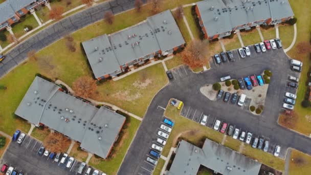 Vista dall'alto della zona notte con parcheggio auto — Video Stock