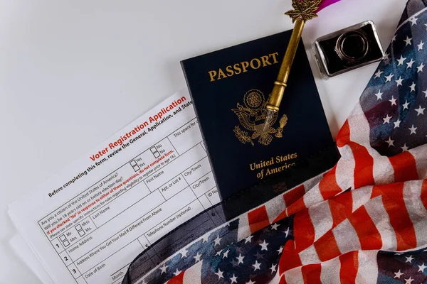 アメリカの大統領選挙のためのアメリカの投票登録フォームアメリカとパスポートのフラグ — ストック写真